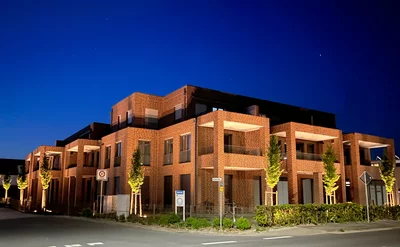 Wohn- und Geschäftshaus in Rietberg-Varensell bei Nacht
