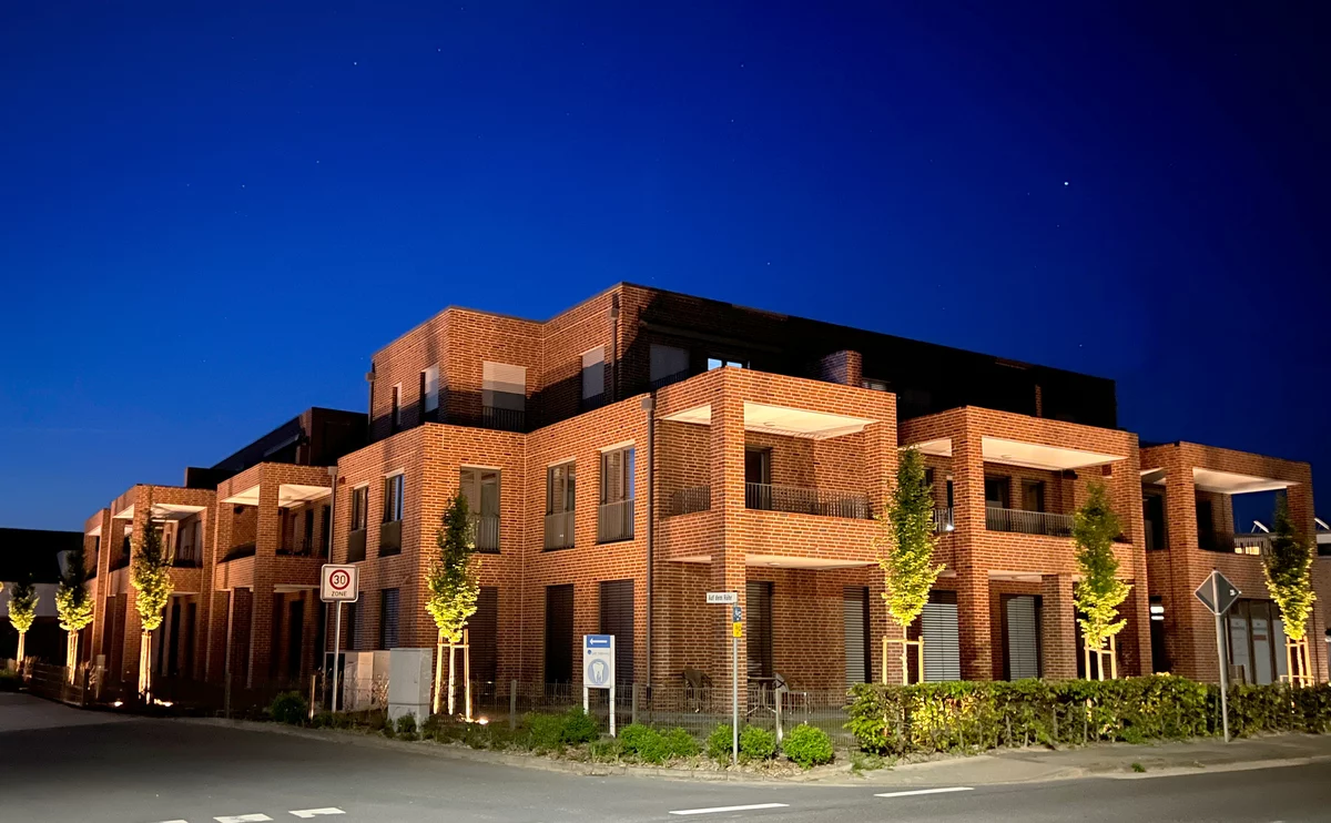 Wohn- und Geschäftshaus in Rietberg-Varensell bei Nacht