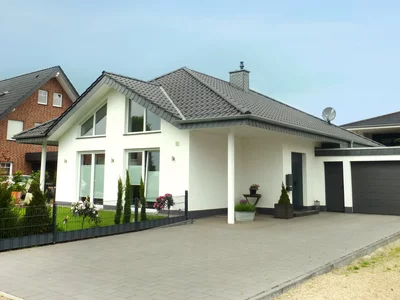 Einfamilienhaus in Rietberg, Bungalow, Putz, Satteldach