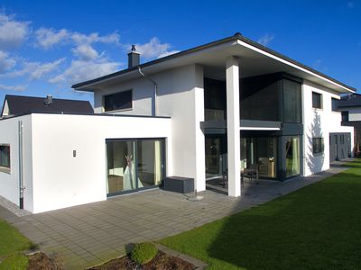 Einfamilienhaus in Rietberg, Stadtvilla, Bauhaus-Stil, Zeltdach, Putzfassade, Standstein