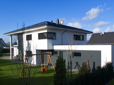 Einfamilienhaus in Rietberg, Stadtvilla, Bauhaus-Stil, Zeltdach, Putzfassade, Standstein