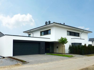 Einfamilienhaus in Rietberg, Stadtvilla, Bauhaus-Stil, Zeltdach, Putzfassade, Standstein