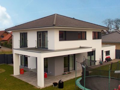 Einfamilienhaus in Rietberg, Bauhaus-Stil, Zeltdach, Putzfassade