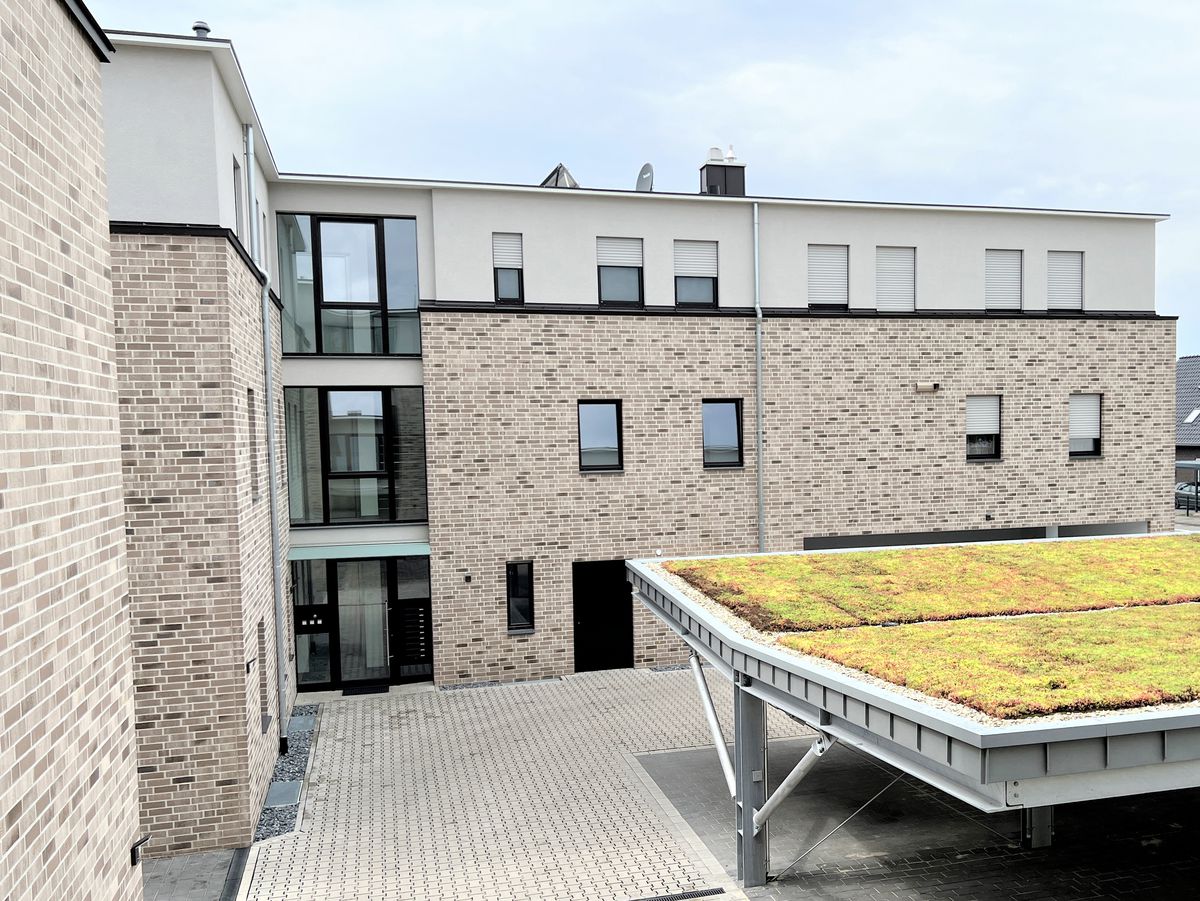 Klinker-Mehrfamilienhaus in Rietberg-Westerwiehe bepflanztes Carport