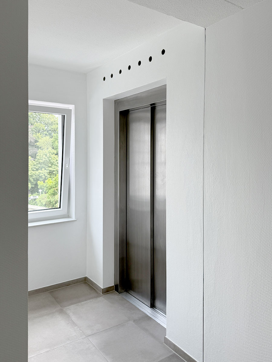 Modernisiertes Treppenhaus mit Aufzug – Gütersloh